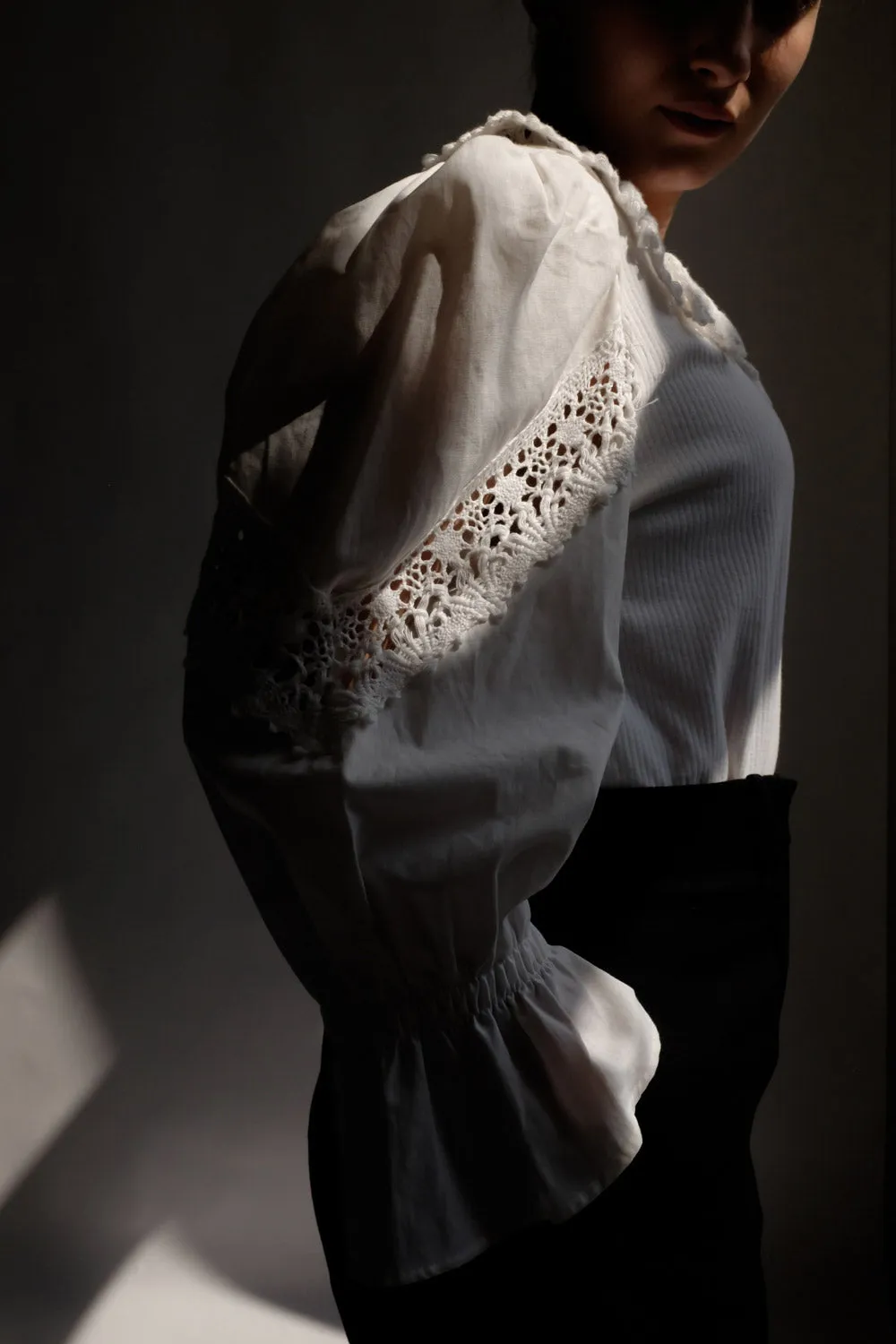 0039_TEE PUFFED LACE BLOUSE