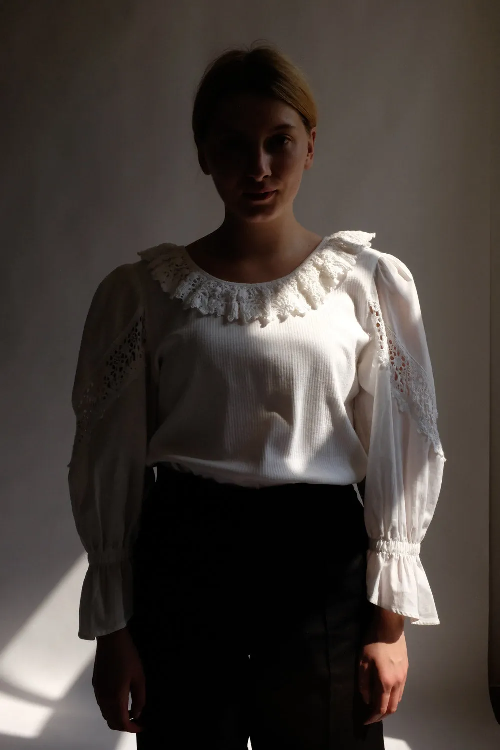 0039_TEE PUFFED LACE BLOUSE