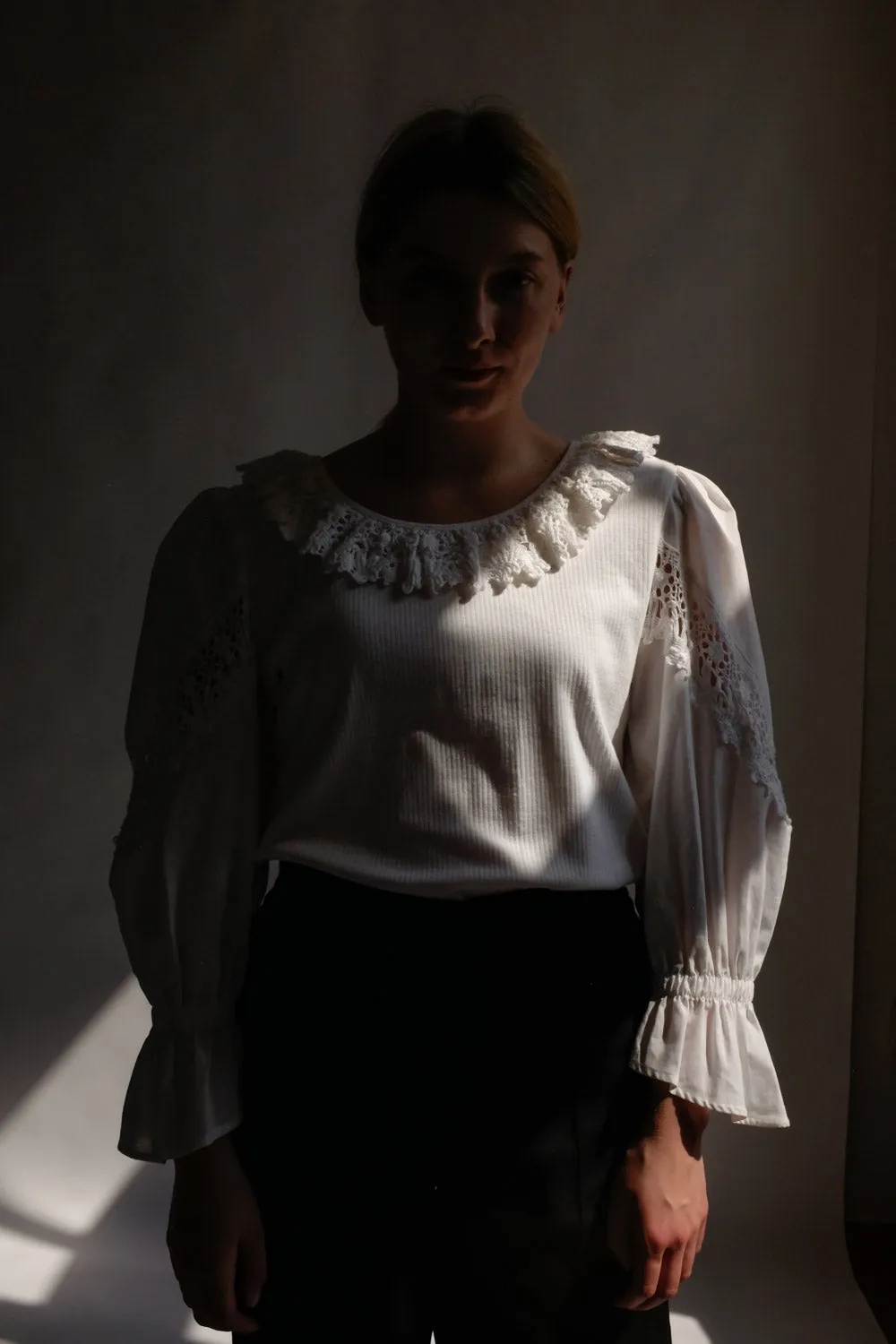 0039_TEE PUFFED LACE BLOUSE